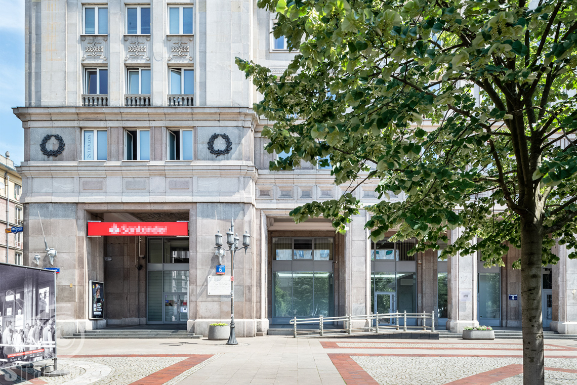 Zdjęcia nieruchomości komercyjnych, fotografia wnętrz na wynajem przy Placu Konstytucji w Warszawie, rzut na obiekt z placu konstytucji.