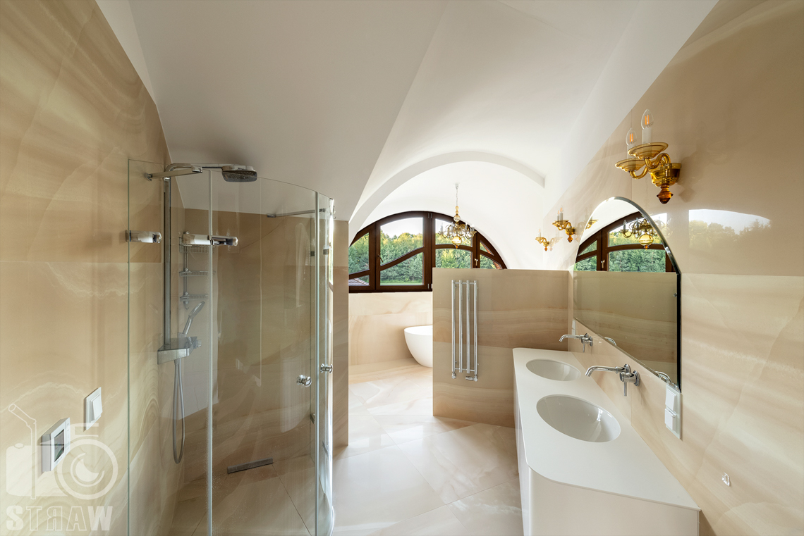 Fotografia wnętrz domu zaprojektowanego przez biuro projektowe, łazienka główna, prysznic, umywalki i wanna.