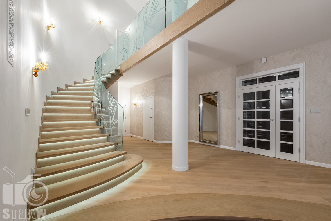 Fotografia wnętrz domu zaprojektowanego przez biuro projektowe, schody na piętro, widoczna antresola.