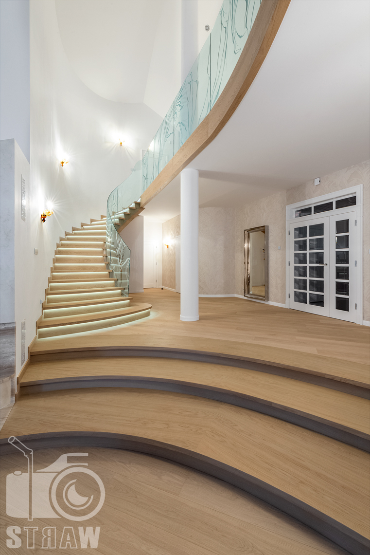Fotografia wnętrz domu zaprojektowanego przez biuro projektowe, hol i schody na piętro.