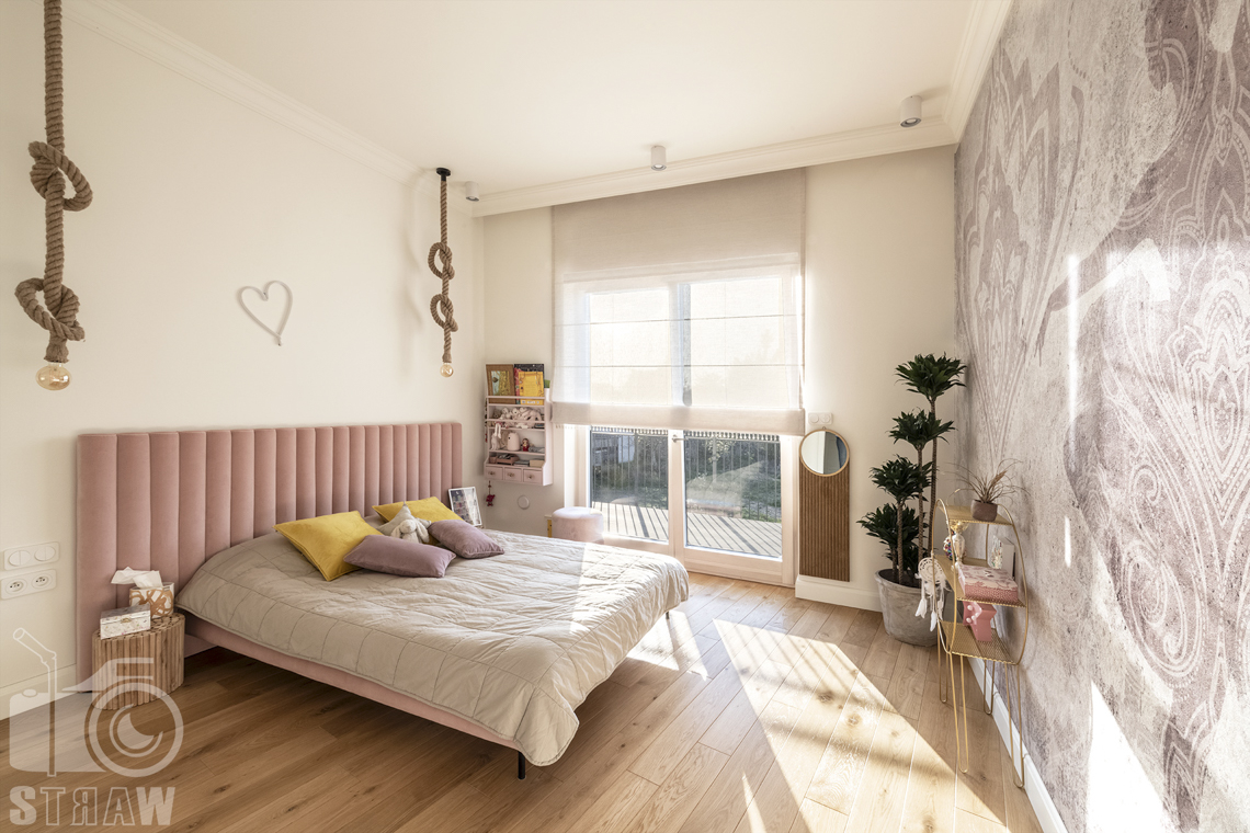 Fotografia wnętrz nieruchomości na sprzedaż, sypialnia dziewczynki w kolorze różowym.