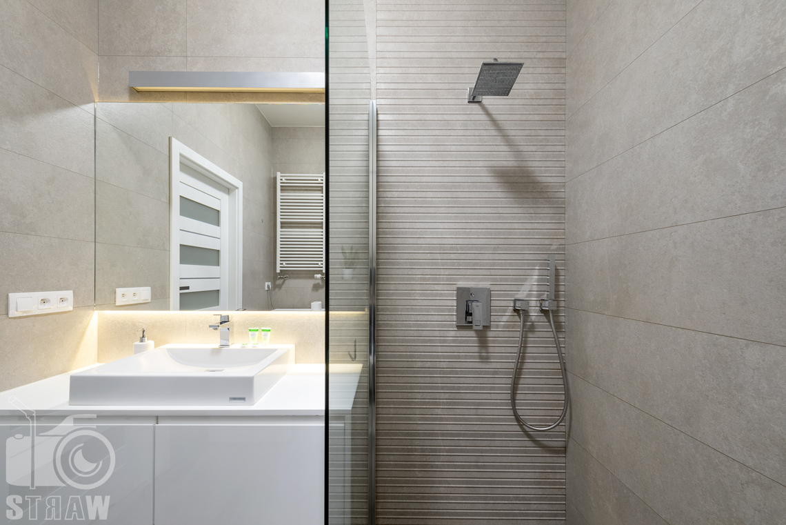 Fotografia apartamentów na wynajem krótko i długoterminowy, prysznic z przeszkleniem w łazience.