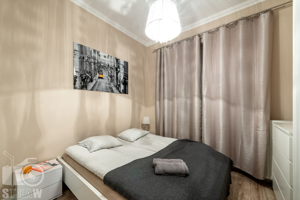 Fotografia apartamentów na wynajem krótko i długoterminowy, sypialnia z podwójnym łózkiem.
