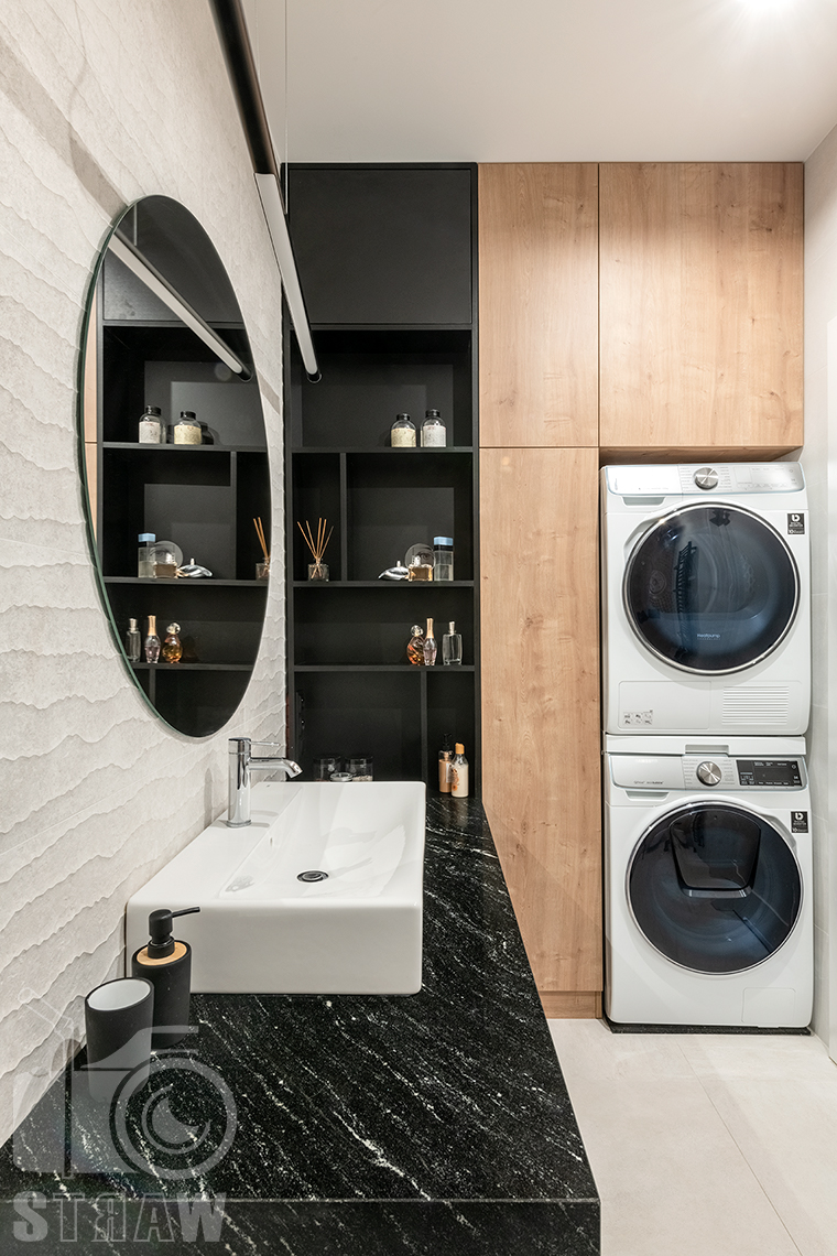 Fotografia wnętrz dla projektantów i architektów, łazienka z pralką i suszarką w zabudowie.
