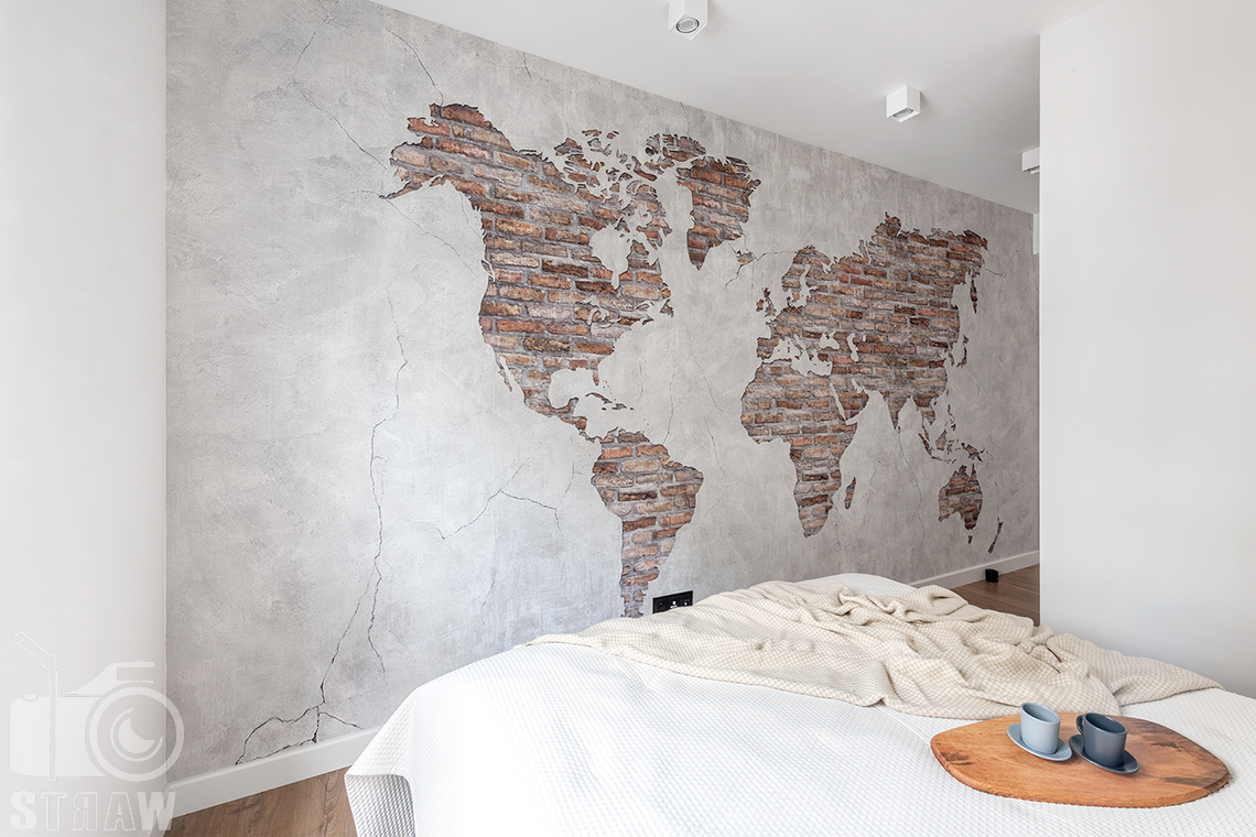 Fotografia wnętrz dla projektantów i architektów, ceglana mapa na ścianie sypialni.