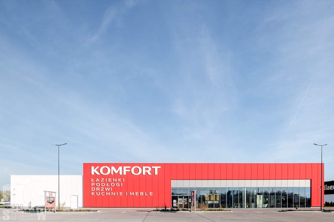 Fotografia architektury, zdjęcia budynków z zewnątrz, tu sklep Komfort w Poznaniu.