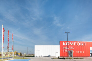 Fotografia architektury, zdjęcia budynków z zewnątrz, front sklepu Komfort w Poznaniu.