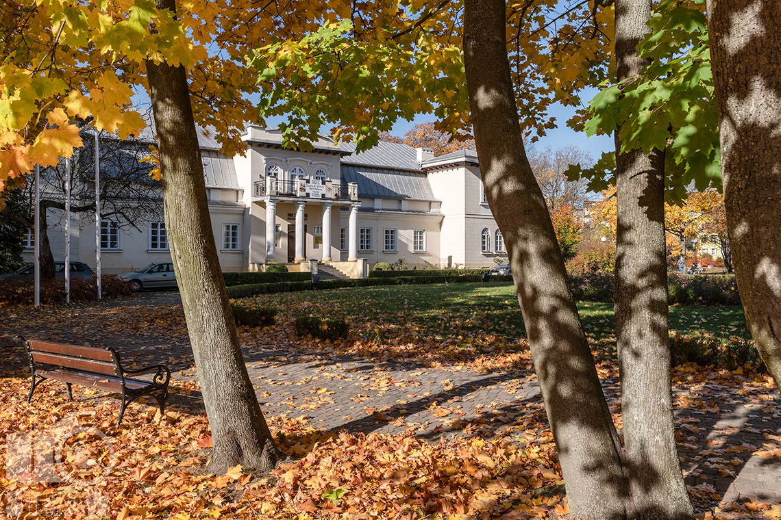 Fotografia architektury i polska złota jesień, zdjęcie muzeum regionalnego w Bełchatowie.