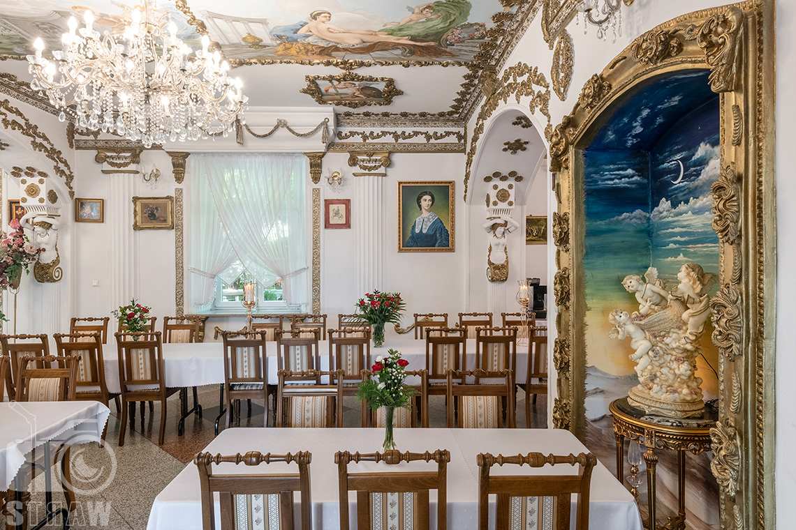 Zdjęcia wnętrz komercyjnych, tu fotografia jadalni ze zdobioną wnęką w Pałacu Tarnowskich w Ostrowcu Świętokrzyskim.