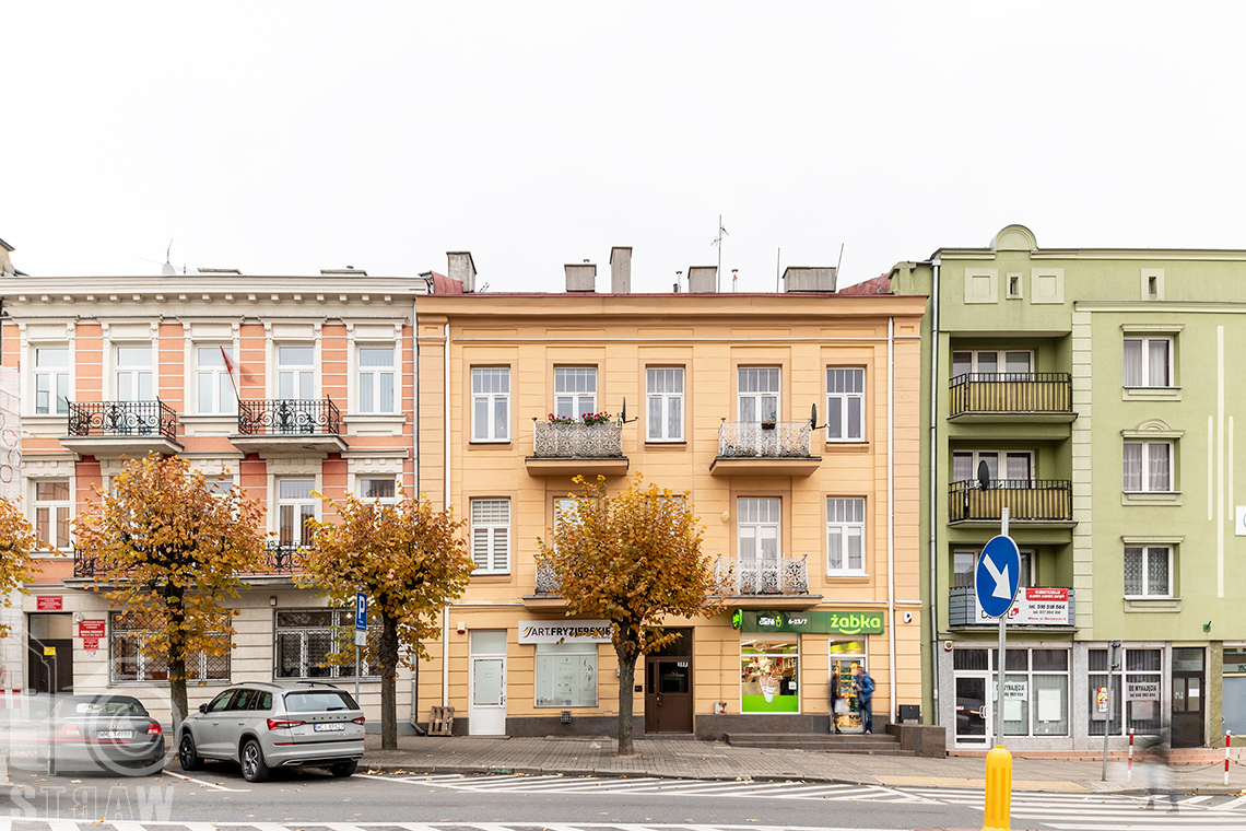 Fotografia architektury miejskiej, zdjęcie kamienic w Mławie.