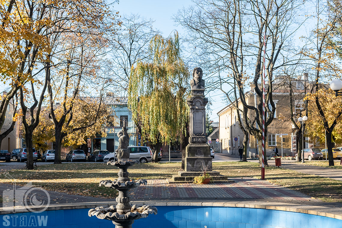 Fotografia miejska, zdjęcia ciekawych miejsc, tu fontanna i pomnik w Opocznie.