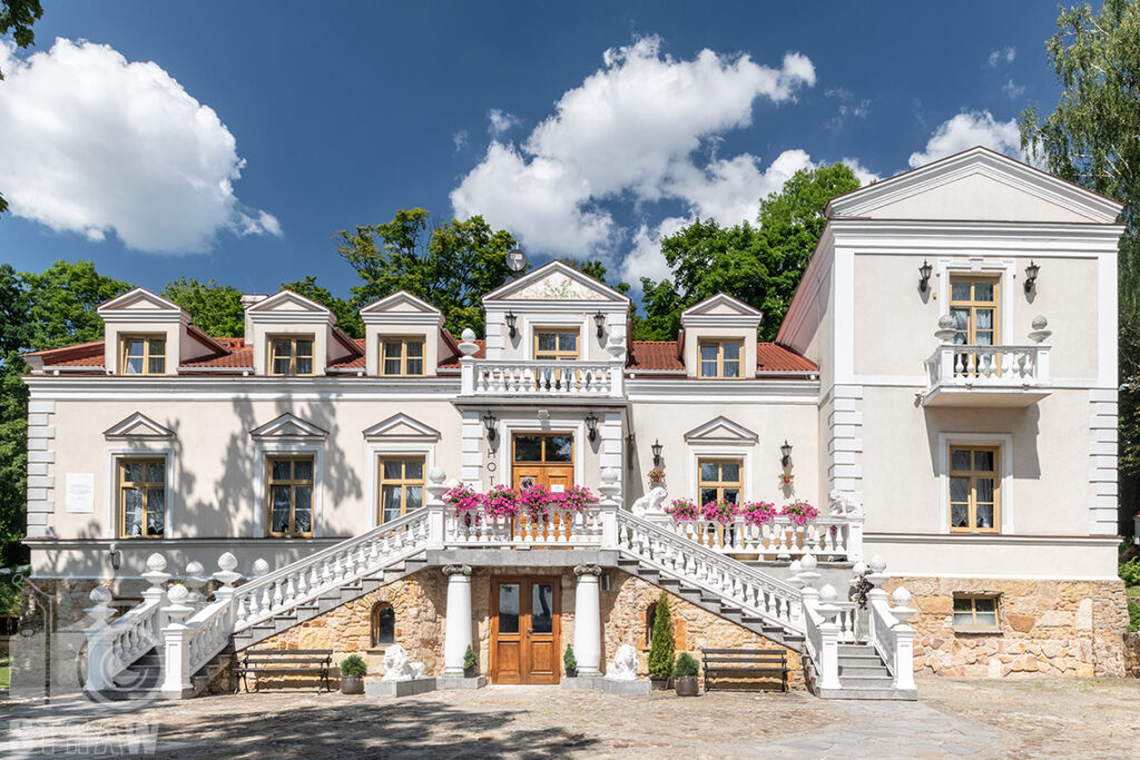 Fotografia hoteli, tu zdjęcie frontu Pałacu Tarnowskich w Ostrowcu Świętokrzyskim.