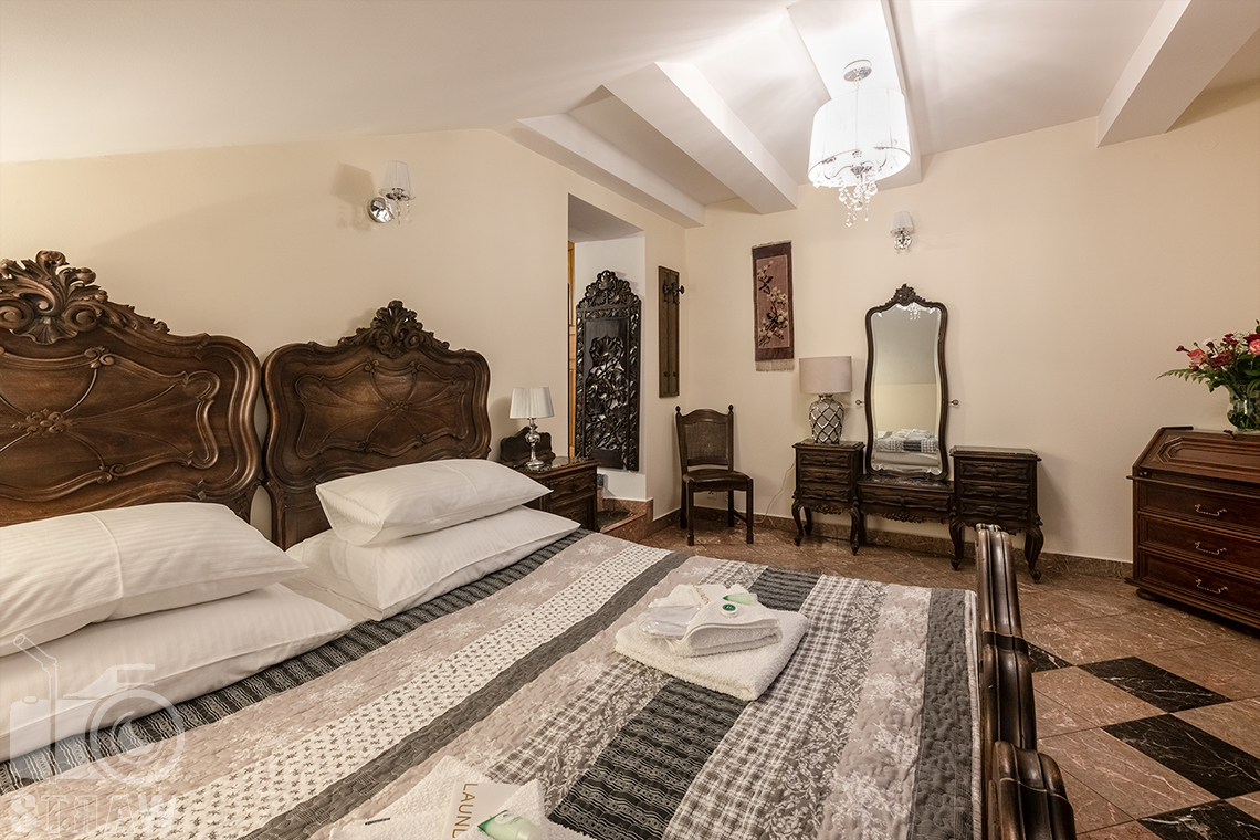 Fotografia wnętrz dla hoteli, tu zdjęcie sypialni i łózka w apartamencie hotelowym w Pałacu Tarnowskich w Ostrowcu Świętokrzyskim.