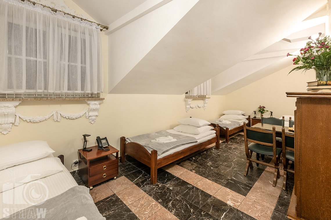 Fotografia wnętrz dla hoteli, tu zdjęcie pokoju hotelowego dla czterech osób w Pałacu Tarnowskich w Ostrowcu Świętokrzyskim.