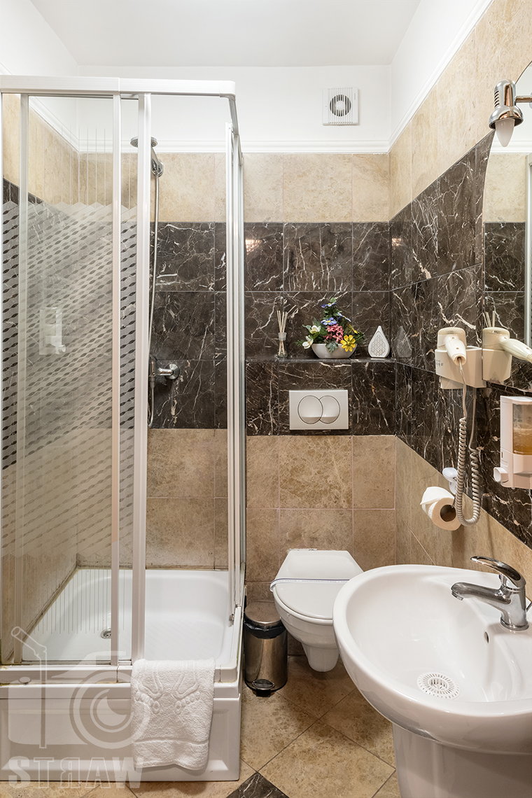 Zdjęcia wnętrz dla hoteli, tu fotografia łazienki w pokoju hotelowym w Pałacu Tarnowskich w Ostrowcu Świętokrzyskim.