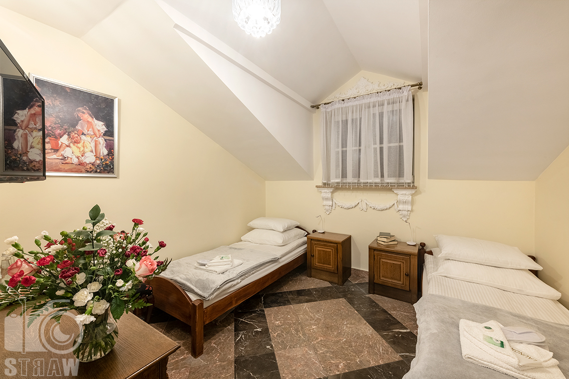 Zdjęcia wnętrz dla hoteli, tu fotografia pokoju hotelowego z dwoma łóżkami w Pałacu Tarnowskich w Ostrowcu Świętokrzyskim.