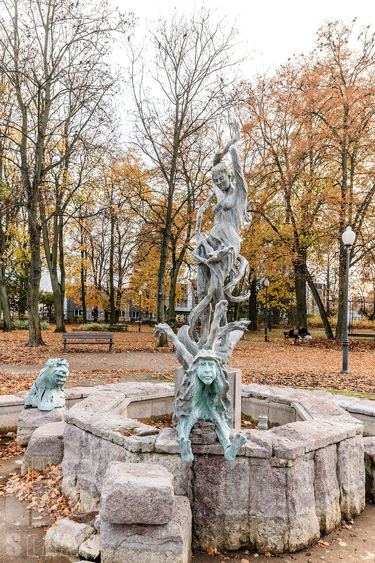 Fotografia miejska, zdjęcie fontanny Muawy w Mławie.