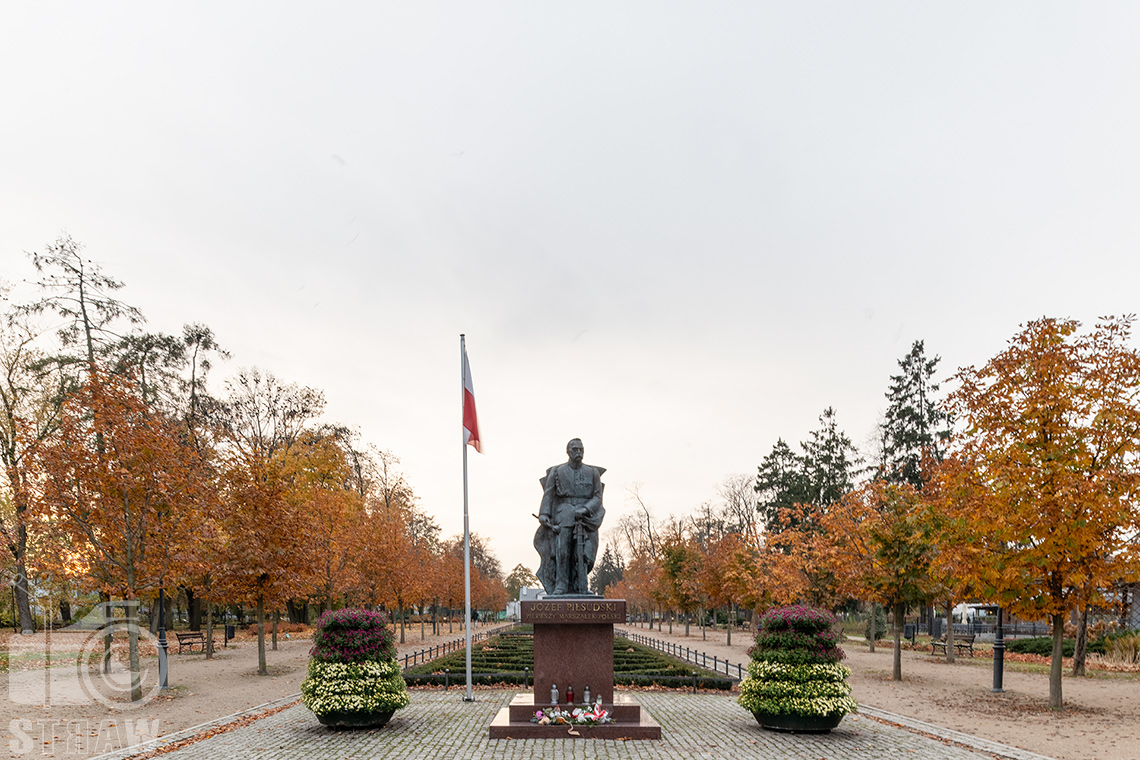 Zdjęcia miejskie, fotografia pomnika Józefa Piłsudskiego w parku miejskim w Mławie.