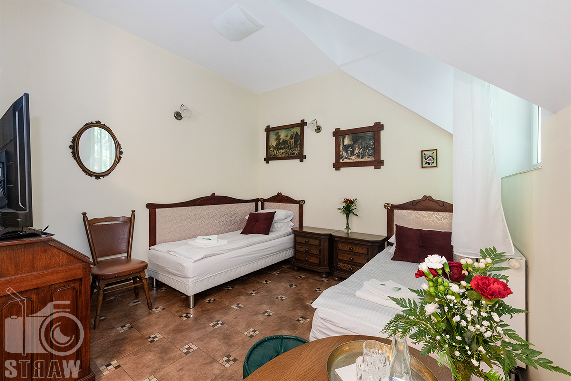 Sesje fotograficzne wnętrz dla hoteli, tu zdjęcie pokoju z dwoma łóżkami w dworku Pałacu Tarnowskich w Ostrowcu Świętokrzyskim.
