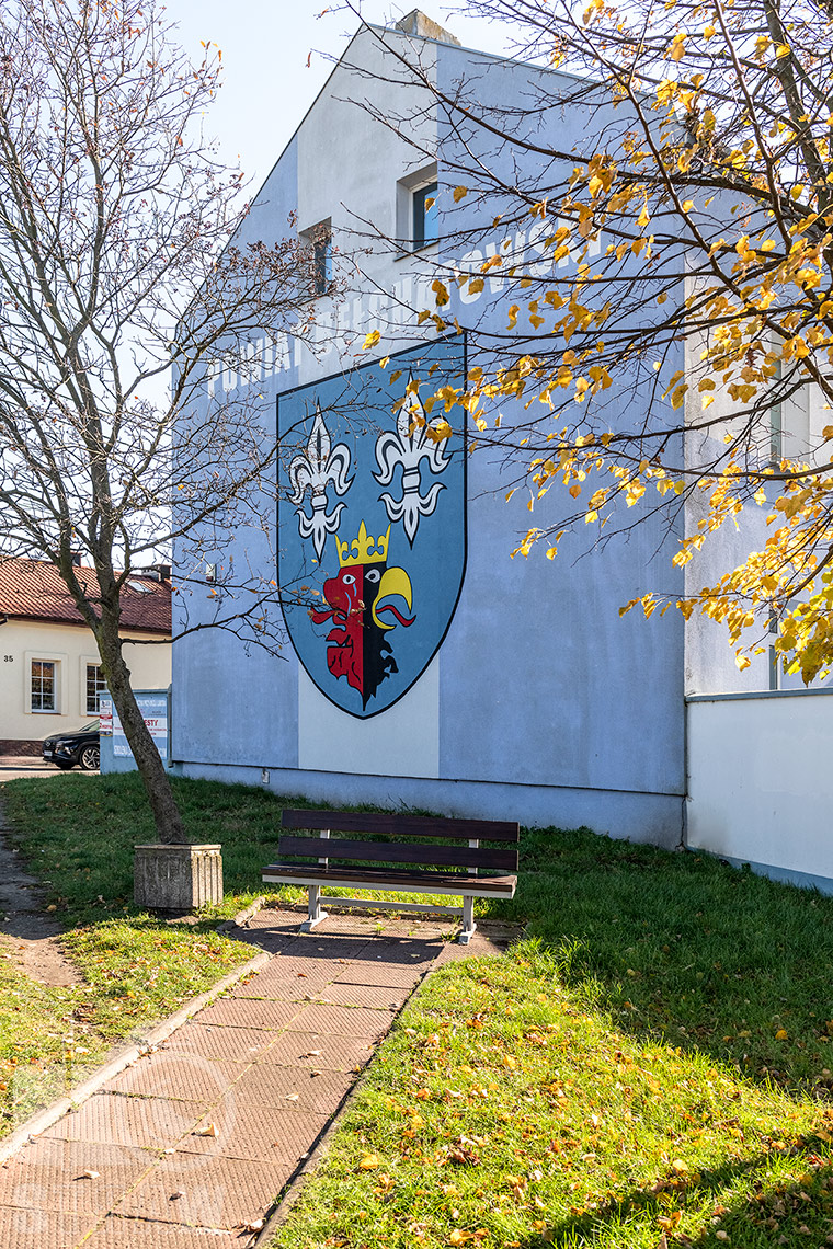 Zdjęcia miejskie, Bełchatów, godło powiatu bełchatowskiego na budynku.
