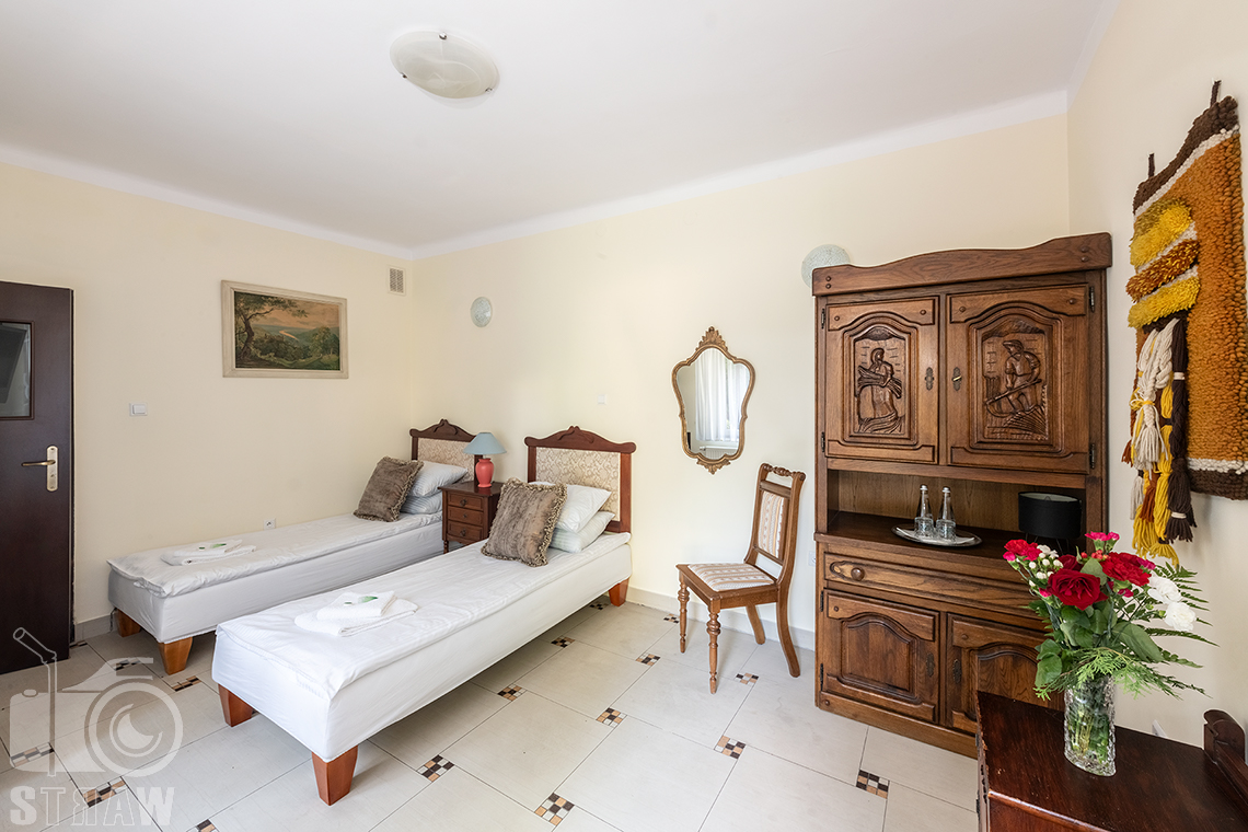Fotografia wnętrz dla hoteli, tu zdjęcie pokoju z dwoma łóżkami w dworku przynależącym do Pałacu Tarnowskich w Ostrowcu Świętokrzyskim.