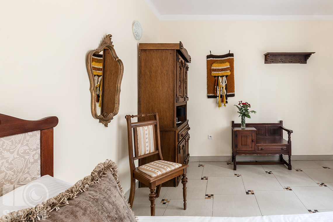 Fotografia wnętrz dla hoteli, tu zdjęcie części pokoju ze stylowymi meblami w dworku przynależącym do Pałacu Tarnowskich w Ostrowcu Świętokrzyskim.