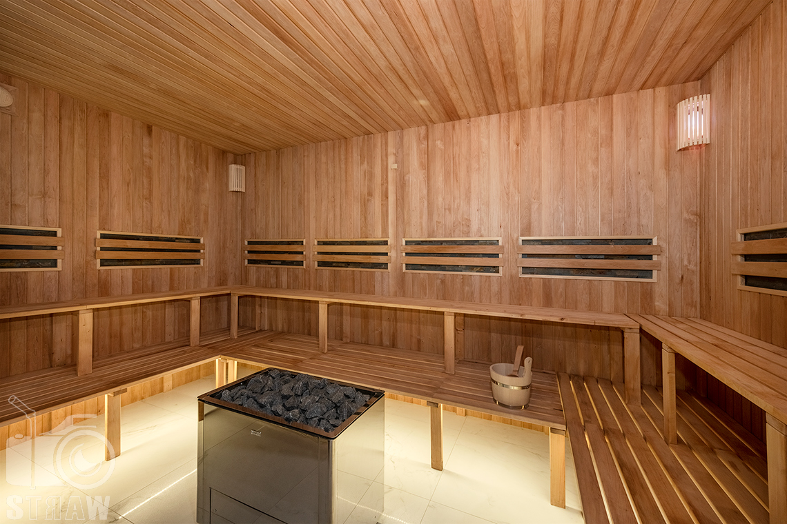 Zdjęcia wnętrz dla SPA, tu fotografia wnętrza sauny fińskiej w strefie SPA w piwnicy Peruna w Pałacu Tarnowskich w Ostrowcu Świętokrzyskim.