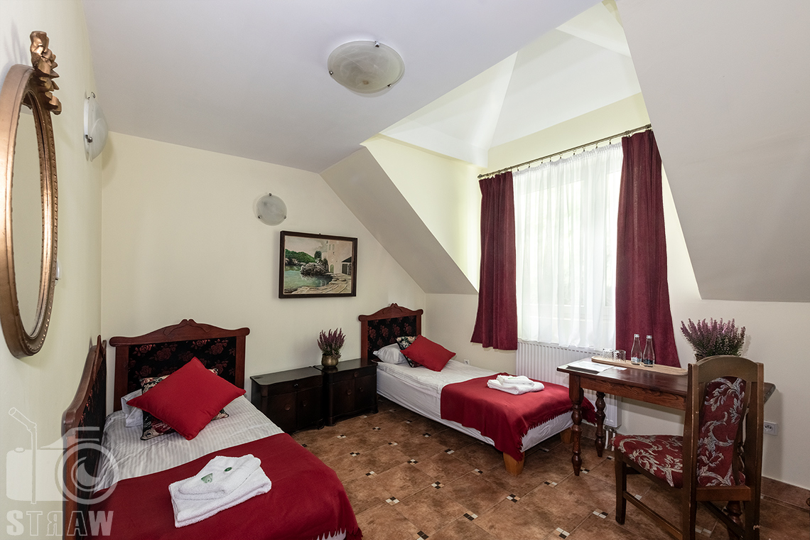 Sesje zdjęciowe wnętrz dla hoteli, tu zdjęcie pokoju z dwoma łóżkami i stolikiem w dworku Pałacu Tarnowskich w Ostrowcu Świętokrzyskim.