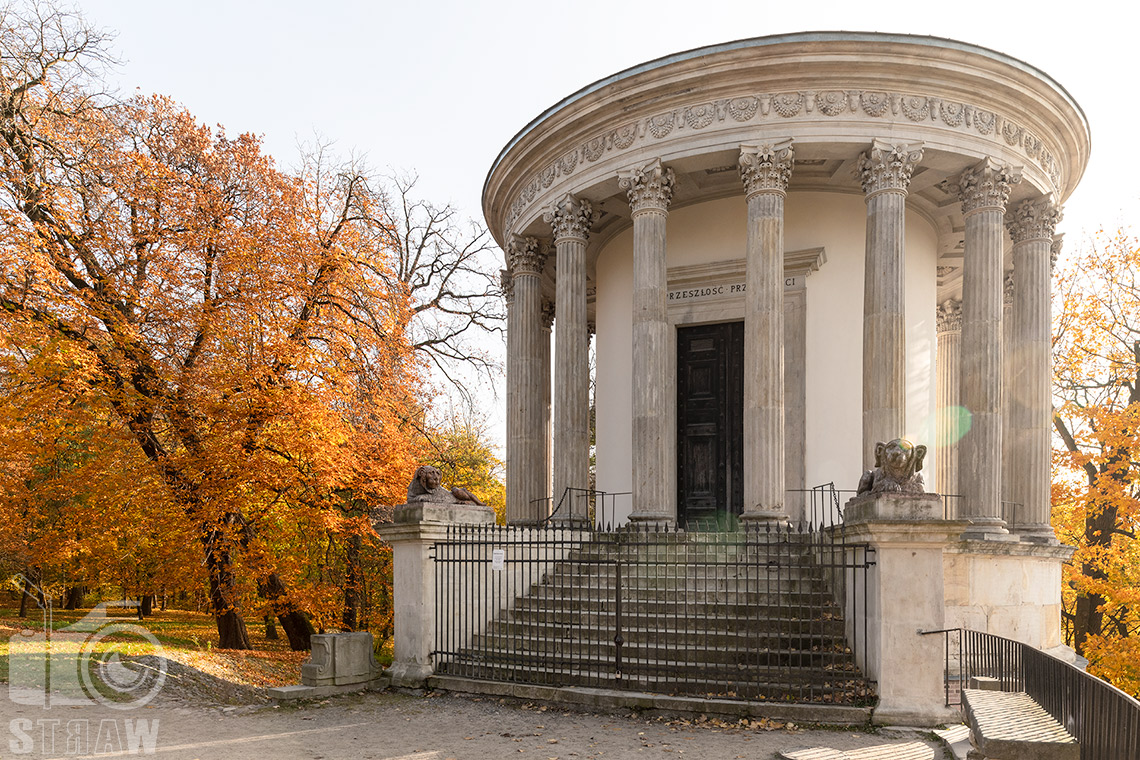Fotografia architektury, Zdjęcie Domku Gotyckiego w Puławskim Parku Czartoryskich.