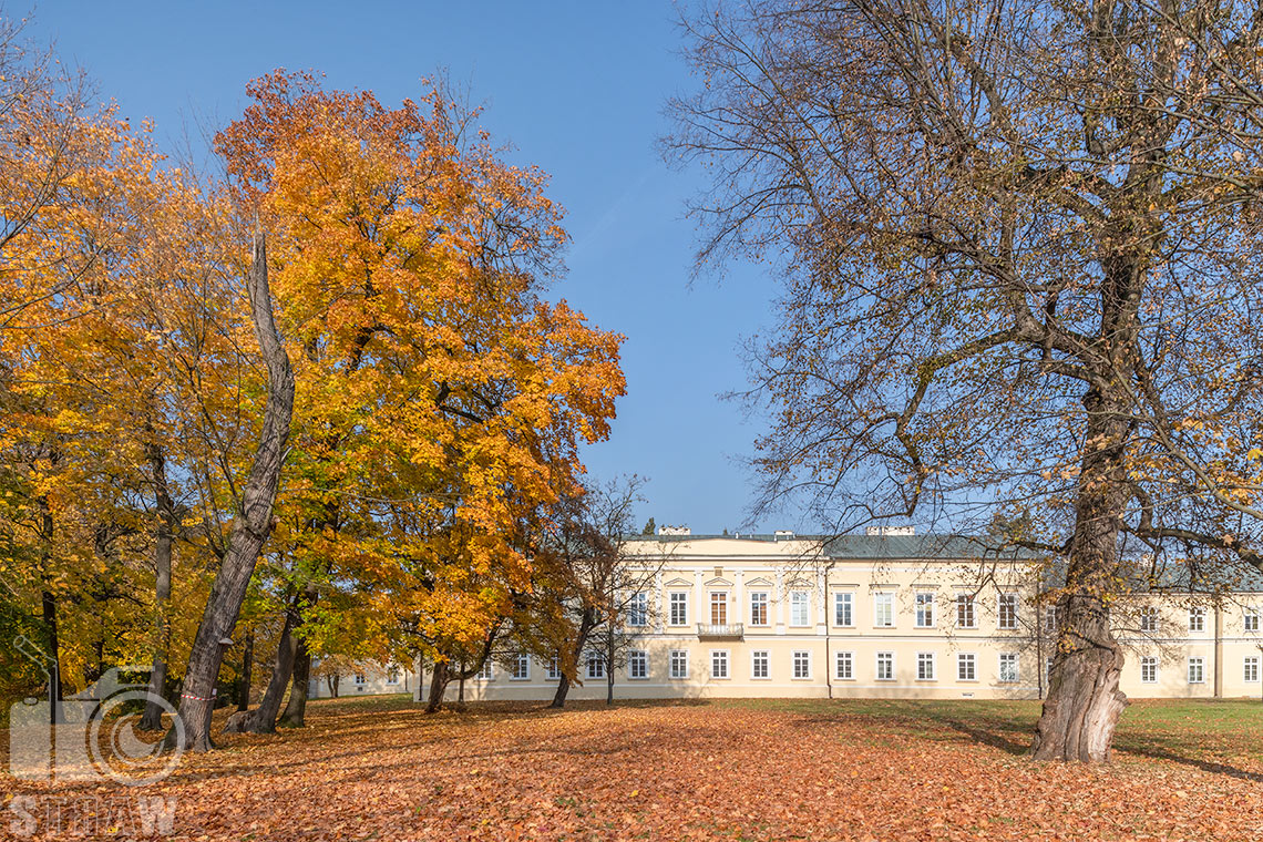 Zdjęcia architektury, fotografie w Zespole pałacowo-parkowym książąt Czartoryskich w Puławach, tu zdjęcie Pałacu Czartoryskich od strony parku.