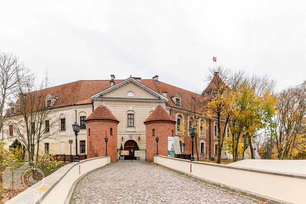 Fotografia architektury, zdjęcia miejskie w Pułtusku, tutaj front i brama zamkowa.