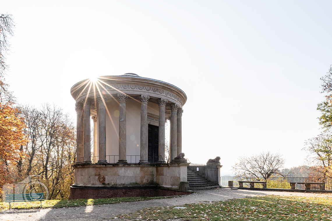 Fotografia architektury, zdjęcia w Zespole pałacowo-parkowym książąt Czartoryskich w Puławach, tu zdjęcie Świątyni Sybilli w promieniach słońca.