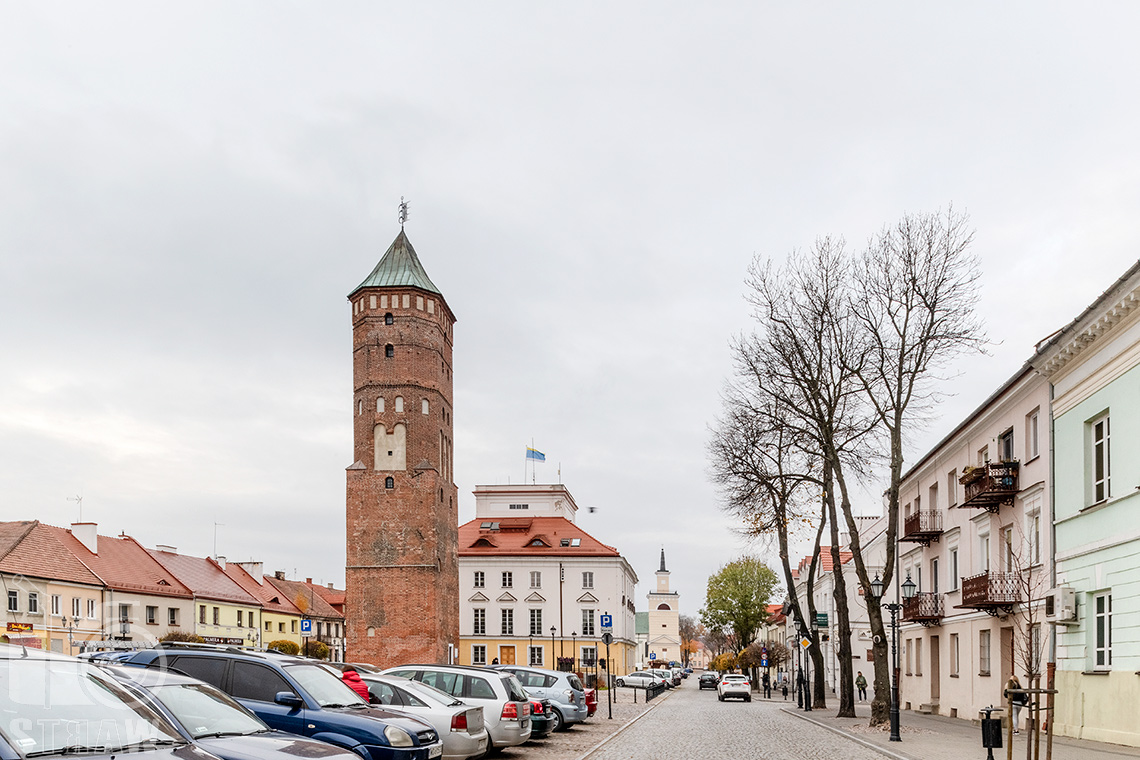 Fotografia architektury, zdjęcia miejskie w Pułtusku, tutaj rynek, ratusz i wieża ratuszowa..