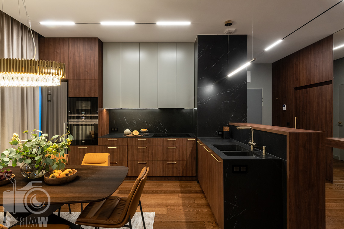 Fotografie wnętrz dla projektantów i architektów, jadalnia i aneks kuchenny w mieszkaniu zaprojektowanym przez pracownię projektową 4ma Projekt.