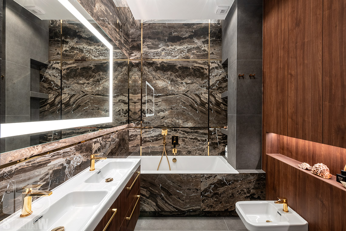 Fotografie wnętrz dla projektantów i architektów, duża łazienka z wanną w małżeńskiej łazience.