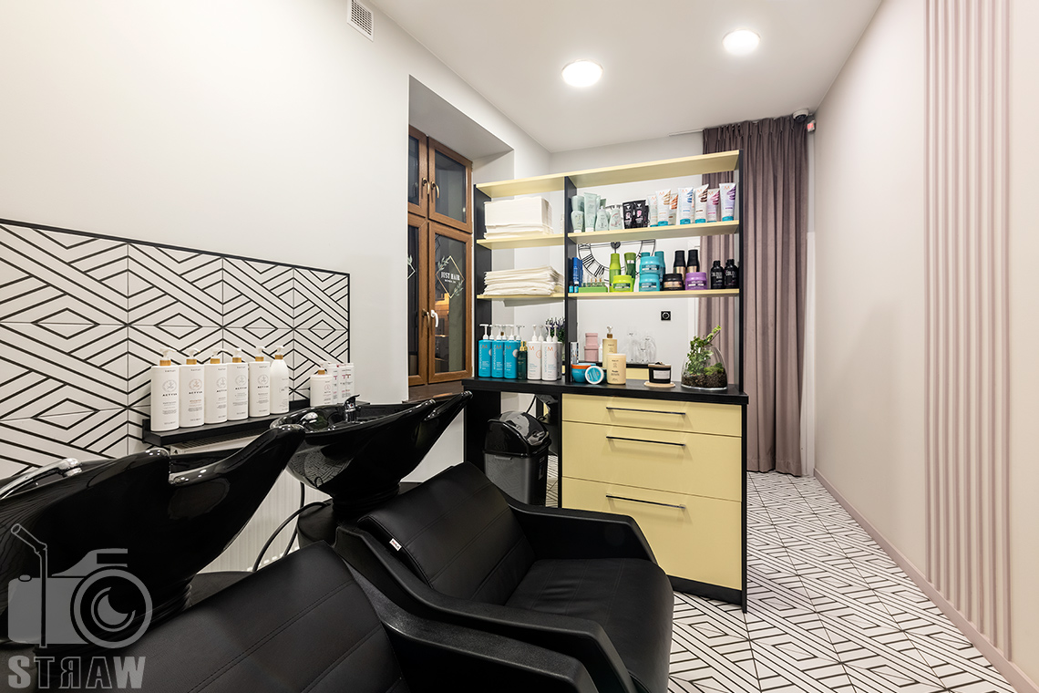 Fotografia wnętrz komercyjnych dla biur projektowych, tutaj na zdjęciu zaplecze i myjki w salonie fryzjerskim.