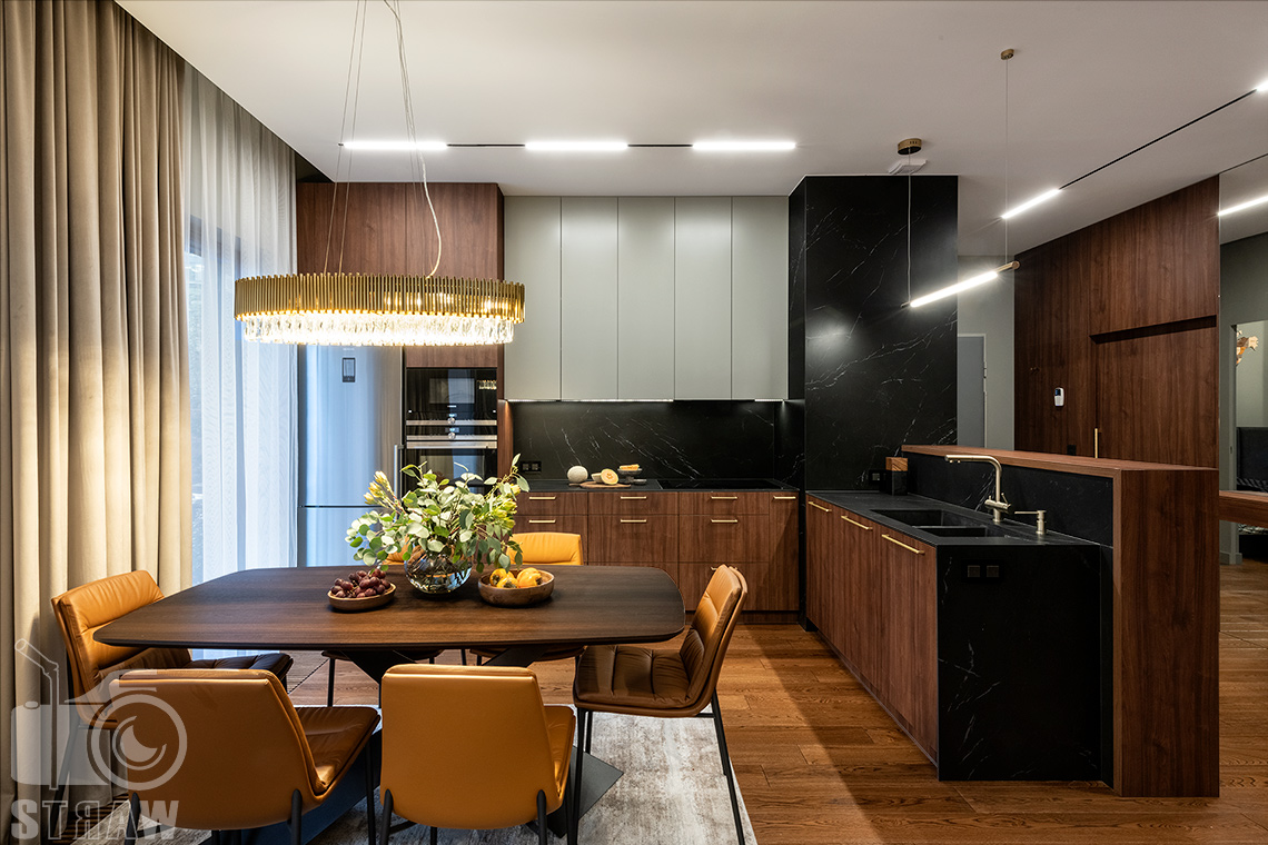 Zdjęcia wnętrz dla projektantów i architektów, fotografia przedstawiająca jadalnię oraz kuchnię w mieszkaniu zaprojektowanym przez pracownię 4ma Projekt.