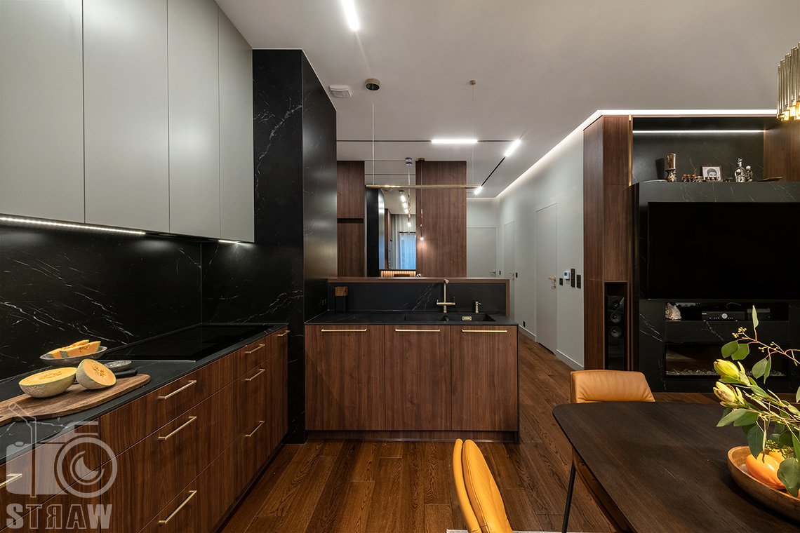 Zdjęcia wnętrz dla projektantów i architektów, kuchnia z ciemną zabudową kuchenna w zaprojektowanym mieszkaniu.