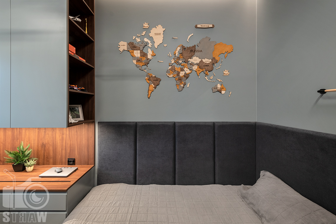 Zdjęcia wnętrz dla projektantów i architektów, ozdoba w postaci mapy na ścianie w pokoju chłopca.