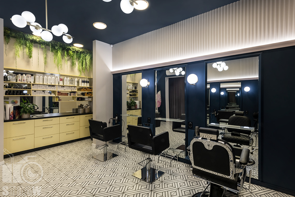 Fotografia wnętrz dla biur projektowych, tutaj na zdjęciu salon fryzjerski i stanowiska fryzjerskie.