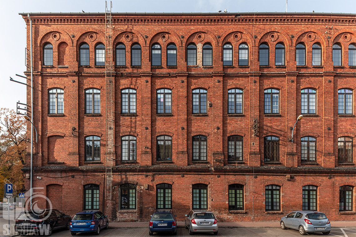 Fotografia architektury miejskiej w Żyrardowie, na fotografii budynek z cegły.