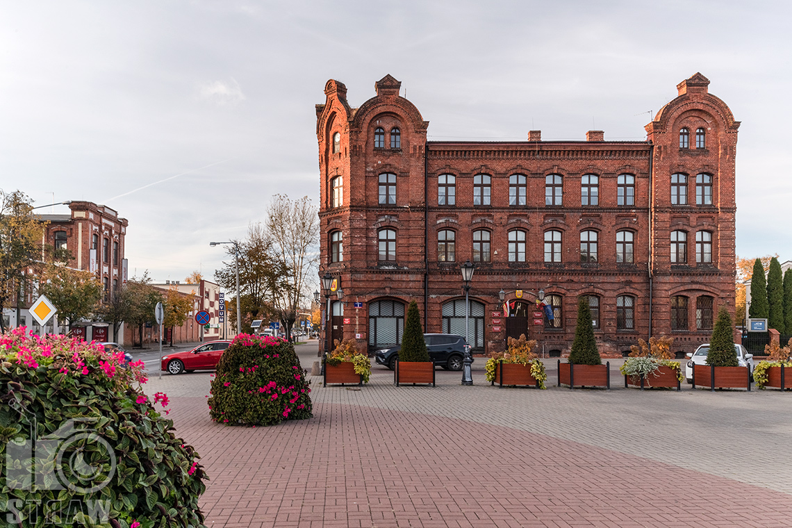 Zdjęcia miejskie w Żyrardowie, na zdjęciu budynek urzędu miasta przy rynku.