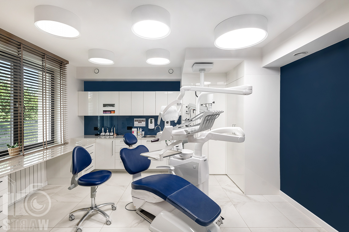 Zdjęcia wnętrz komercyjnych dla projektantów, zdjęcie gabinetu stomatologicznego w kolorystyce niebieskiej.